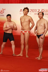 高清图：2012亚洲先生首次面试 泳裤示人奇招尽出