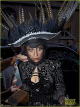 组图：Lady Gaga羽毛头饰现身街头表情搞怪