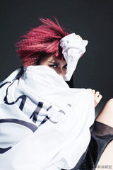 组图：谭维维时尚写真演绎摇滚恶之花