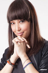 组图：卫诗新书《重生》写真曝光 坦露戒毒所生活