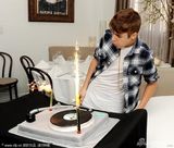 组图：贾斯汀-比伯将发新曲 玩心大发吹喷火蜡烛