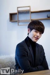 组图：金宇彬塑造人物靠百问百答 自曝暗恋老师