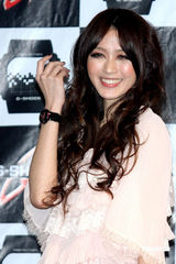 幻灯：美女冯媛甄为名表代言 直言酷爱户外运动