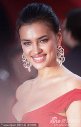 组图：C罗超模女友戛纳走秀展玉腿深沟