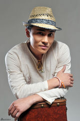 组图：刘小辉帅气写真 尽显绅士魅力