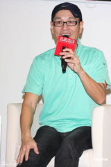 组图：任爸出书透露Selina走出阴霾