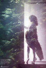 组图：Gaga衣着保守登封面 展迷幻贵妇范儿