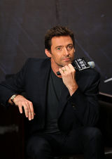 组图：休·杰克曼帅气亮相《金刚狼2》见面会