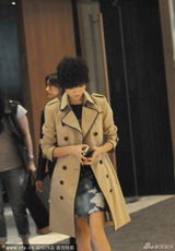 组图：董洁穿风衣现身酒店 知狗仔偷拍玩快闪