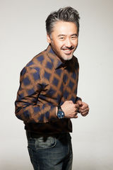 组图：吴秀波写真大展笑容 大叔魅力冬日温暖