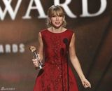 组图：泰勒华美红裙闪耀颁奖礼 独揽三奖成赢家