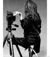 组图：茱莉黑白大片质感十足 转型知性不忘耍宝