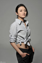 幻灯图：龙一仪曝光夏装造型照 帅气造型受追捧