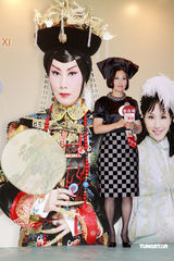 组图：罗家英携汪明荃亮相 元旦不工作专陪老婆