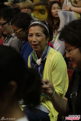 组图：何韵诗上海酷帅开唱 获母亲台下助阵