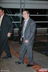 组图：汪圆圆婚礼甜蜜长吻 吴君如李嘉欣等到场