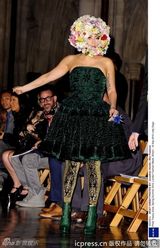 组图：Lady Gaga花冠头亮相伦敦时装周看秀