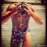 组图：英跳水正太曝海量生活照 秀腹肌吐舌卖萌