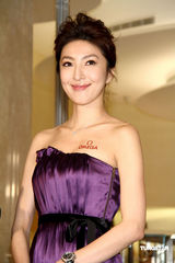 幻灯图集：妩媚杨谨华搭档成熟任达华 代言名表