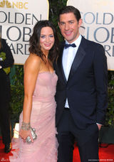 高清组图：艾米丽-布朗特携未婚夫红毯秀恩爱