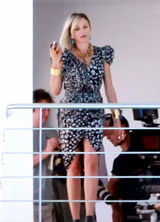 组图：卡梅隆-迪亚茨《顾问》片场长裙秀美腿