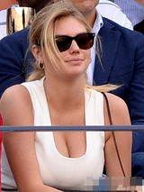 组图：抖奶超模观战网球赛 看台吃热狗大秀乳沟