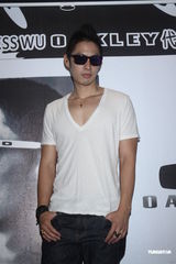 组图：吴建豪新剧巴黎将开镜 寄情工作疗情伤