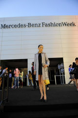 组图：阿筎那亮相纽约时装周 包臀短裙性感