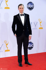 组图：《生活大爆炸》“谢耳朵”吉姆-帕森斯帅气逼人