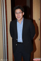 组图：霍启刚升级人父首现身 给媒体发喜饼