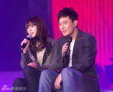 组图：张信哲上海演唱会 出道20年经典情歌一网打尽