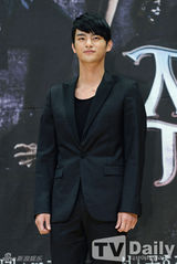 组图：《主君的太阳》发布 苏志燮紫西装粉嫩