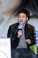 高清组图：严泰雄秀智等宣传新片 韩佳仁粉红俏丽