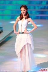 组图：港姐大尺度深V秀乳沟 背部全裸纤腰曼妙