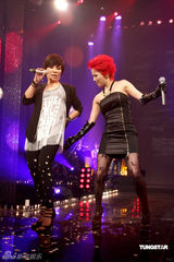 高清组图：温岚红发造型助阵黄小琥 大跳火辣断背舞