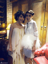 组图：徐子淳薛凯琪同场看秀 淡雅薄纱裙显妩媚