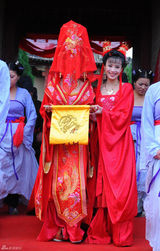 高清图：石小群变身叛逆平民代言人 百变造型成看点