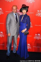 组图：范冰冰复古装亮相活动 和男老外行贴面礼