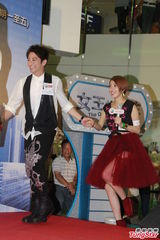 组图：杨谨华遭孙耀威熊抱 安全裤外露险走光