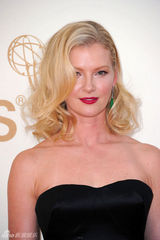 组图：艾美奖红毯 格雷琴-莫尔红唇冶艳复古妖娆