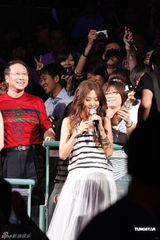 组图：陈綺贞小巨蛋开唱 脚踏车上场展独特摇滚风