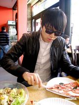 幻灯图：方大同为知名服饰拍广告 流露浓浓绅士气