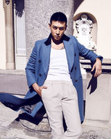 组图：陆毅米兰写真展露性感迷人气息