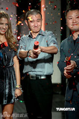 组图：文章光头亮相时尚品牌开店成全场焦点