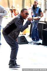 组图：惠特尼前夫鲍比-布朗热唱引围观