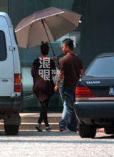 组图：章子怡路边吃烤串 拍戏获专人撑伞