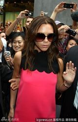 组图：贝嫂为时装周奔忙 桃红礼服配超高跟掀甜美风