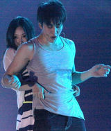 组图：柳岩与泰版《浪漫满屋》Mike贴身热舞