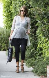 组图：杰西卡-阿尔芭大腹便便 孕妇仍爱高跟鞋