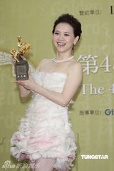 组图：曾宝仪金马礼服性感亮相 自嘲曾志伟像哈比人